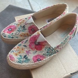 Made from Calzaleon,flower design, thread colors, and synthetic sole, size 7